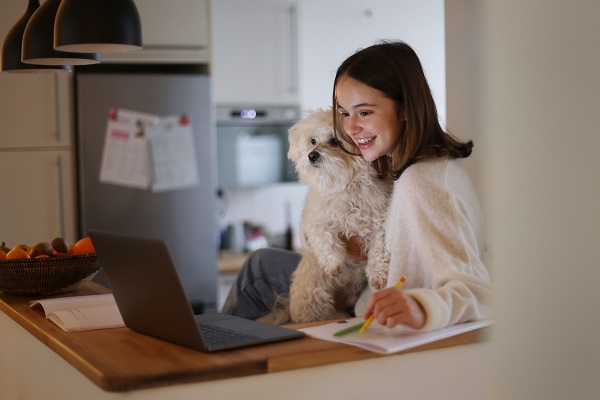 A importância da interação com pets no ensino virtual: benefícios emocionais